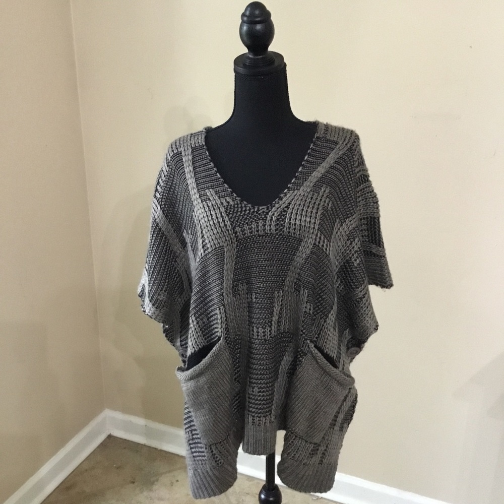 Vertigo Women’s Black And Gray Short Sleeve Lightweight Pancho Sweater Size S/M